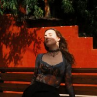 Портрет на скамье | Уличная съемка с цветом :: Рамиль Газизов