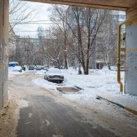 Через арку дома :: Александр Синдерёв