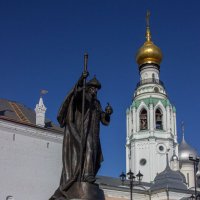 С городской скульптурой :: Нина Кутина