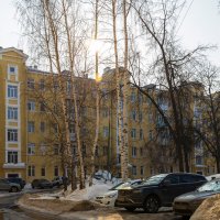 Март во городском дворе :: Александр Синдерёв
