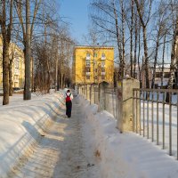 Весенний день на улице города :: Александр Синдерёв