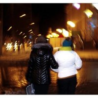 Вечер. Прохожие. :: Михаил К