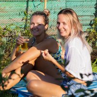 Соседки хохотушки! :: Евгений Голубев