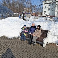 На оттаевшей скамейке. :: ВикТор Быстров