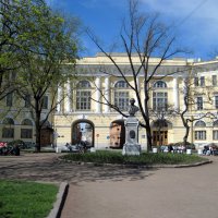 Здание - памятник архитектуры XIX века. :: Ирина ***