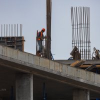 На стройке :: Александр Синдерёв
