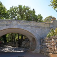 Мостик с гротами в приморском парке :: Леонид 