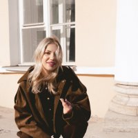 Девушка сидит на корточках :: Илья Шенгелия