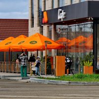 У кафе... :: Николай Саржанов