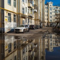 Отражение дома в весенней луже :: Александр Синдерёв