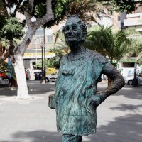 Круглый год лето - памятник городской женщине Лас-Пальмаса :: Savayr 