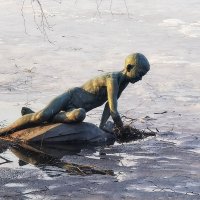 Одна из фигурок мальчиков, ловящих рыбу. :: Лилия *