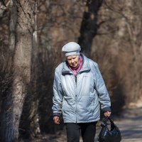 На весенней улице :: Александр Синдерёв