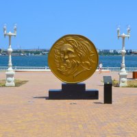 Керчь. Скульптура «Золотой статер». :: Пётр Чернега