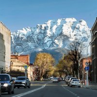 Городской пейзаж Владикавказа  весной. Гора Столовая (3000м). :: Олег Стасенко