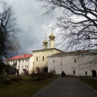 весений день в монастыре :: Сергей Кочнев