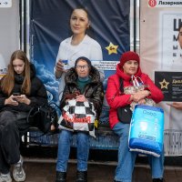 На остановке... :: Влад Никишин