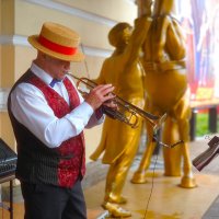 Музыкант у цирка на Фонтанке :: Магомед .