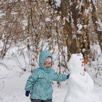 Апрельский снеговик и малыш :: Александр Синдерёв
