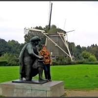 Ветряная мельница Riekermolen и памятник Рембрандту :: Ольга Довженко