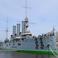 Что тебе снится? Крейсер Аврора в час, когда утро встаёт над Невой... :: Борис Русаков