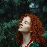 рыжая девушка на фоне хвои :: Галина Бочарова