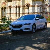 Керчь. Легковой автомобиль «Opel  Insignia Grand Sport 1.6» у собора Иоанна Предтечи. :: Пётр Чернега