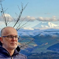 На фоне Эльбруса :: Михаил Свиденцов