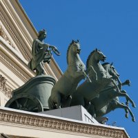 Квадрига Аполлона — это скульптурная композиция с лошадьми, которая является символом Большого театр :: александр 