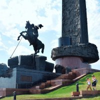 Конная статуя Георгия Победоносца у основания стелы. :: Татьяна Помогалова Конная статуя Георгия Победоносца у основания стелы. :: Татьяна Помогалова
