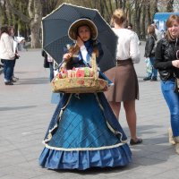 Барышня со сладостями.Одесса.2013 год :: Рина Воржева Барышня со сладостями.Одесса.2013 год :: Рина Воржева
