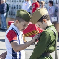 "А этот значок тебе за что дали?" :: Валерий Рыкунов "А этот значок тебе за что дали?" :: Валерий Рыкунов