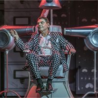Актёр Константин Анисимов в роли Генри Хиггинса. :: Александр Максимов