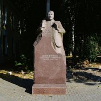 Феодосия. Памятник Александру Романовичу Довженко. :: Пётр Чернега Феодосия. Памятник Александру Романовичу Довженко. :: Пётр Чернега