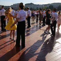 танцы на набережной :: Олег Лукьянов танцы на набережной :: Олег Лукьянов