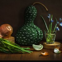 С луком и первоцветом. :: Анатолий Нецепляев