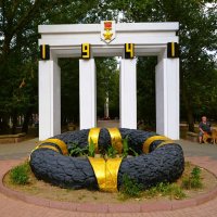 Феодосия. Каменная мемориальная арка Комсомольского парка. :: Пётр Чернега Феодосия. Каменная мемориальная арка Комсомольского парка. :: Пётр Чернега