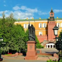 Памятник святому Ермогену. :: Татьяна Помогалова Памятник святому Ермогену. :: Татьяна Помогалова