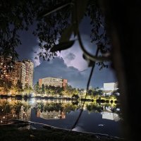 Ночные зарницы над городом так далеко,  что грома не слышно... :: Леонид Школьный
