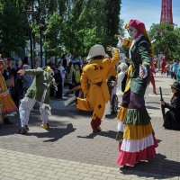 Шествие уличного театр из Севастополя :: Татьяна Машошина