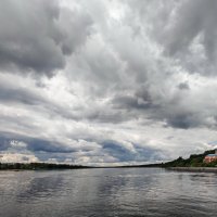 ВСТРЕТИЛИСЬ КАК-ТО ВОЛГА И НЕБО :: Юрий Вовк