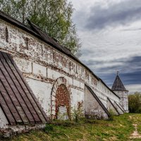 По тропинке вдоль стены :: Eugene * По тропинке вдоль стены :: Eugene *