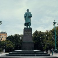 Памятник Н. В. Гоголю на Гоголевском бульваре. :: Татьяна Помогалова Памятник Н. В. Гоголю на Гоголевском бульваре. :: Татьяна Помогалова