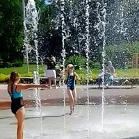Девочки у фонтана :: Сергей Кочнев