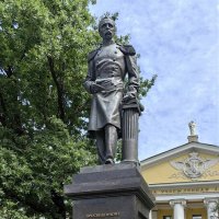 Памятник Принцу Ольденбургскому перед оградой Мариинской больницы :: Стальбаум Юрий Памятник Принцу Ольденбургскому перед оградой Мариинской больницы :: Стальбаум Юрий