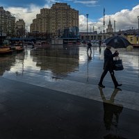 Мужчина с зонтом, стремящийся выйти из кадра :: Eugene *