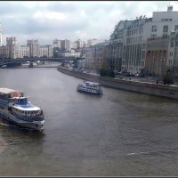 Вид с парящего моста парка "Зарядье". Москва-река :: Ольга Довженко