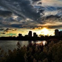 Закат над городом :: Павел Трунцев