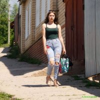 Из её рваных штанов было видно пролетарское происхождение..:-) :: Андрей Заломленков Из её рваных штанов было видно пролетарское происхождение..:-) :: Андрей Заломленков
