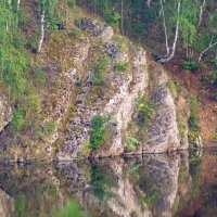 Живописная скала на берегу Каменки :: Любовь Сахарова